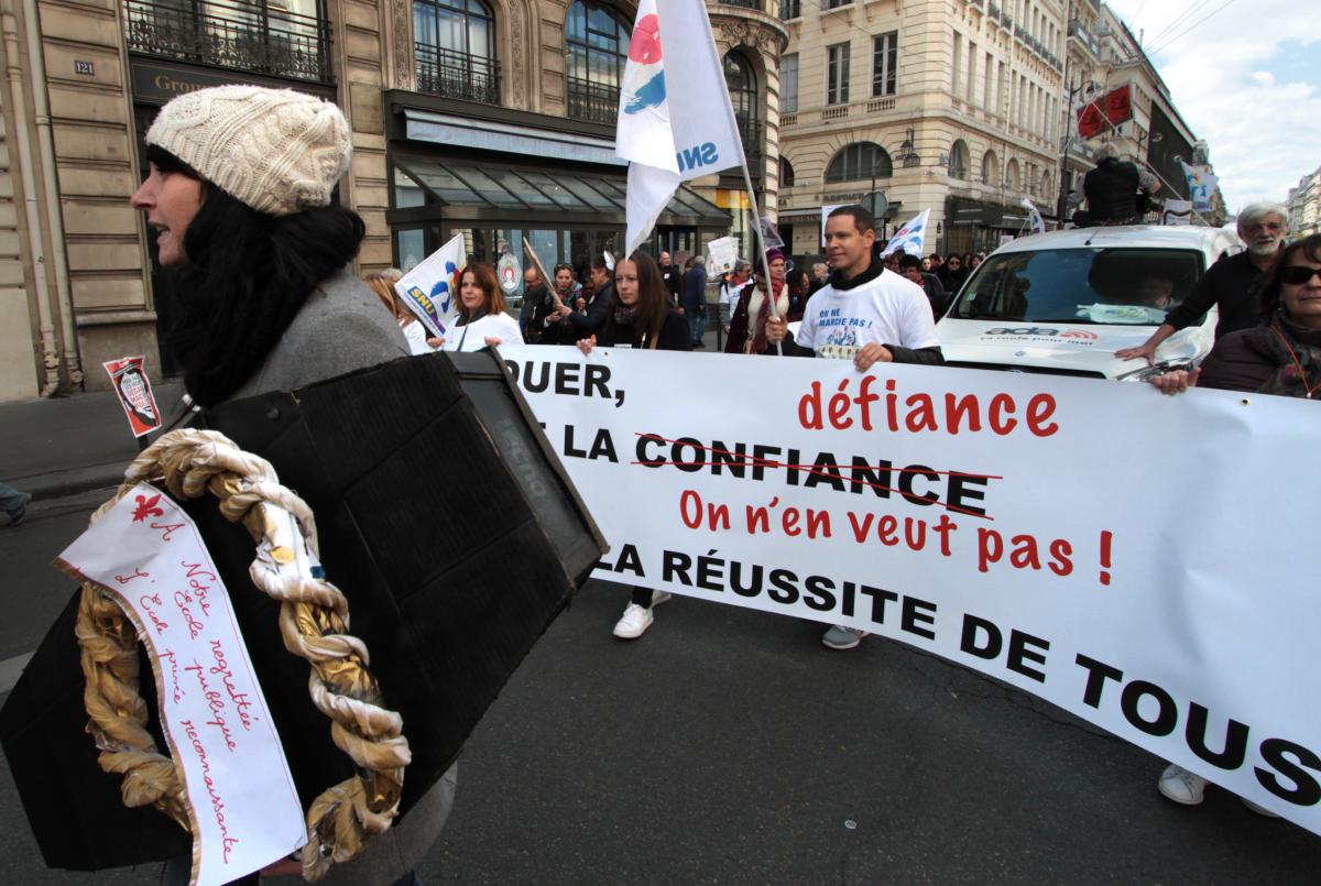 Banderole école de la défiance on en veut pas